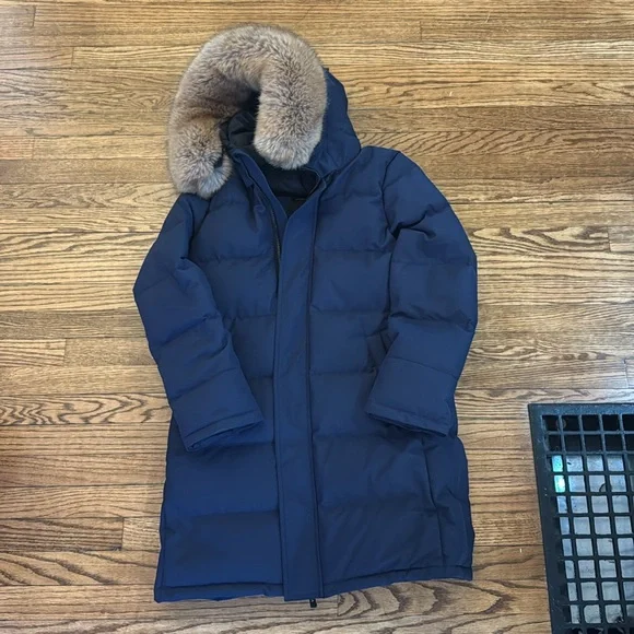 Like new Aritizia Powder Parka (2024) in navy. Worn less than 10 times - Picture 5 of 5